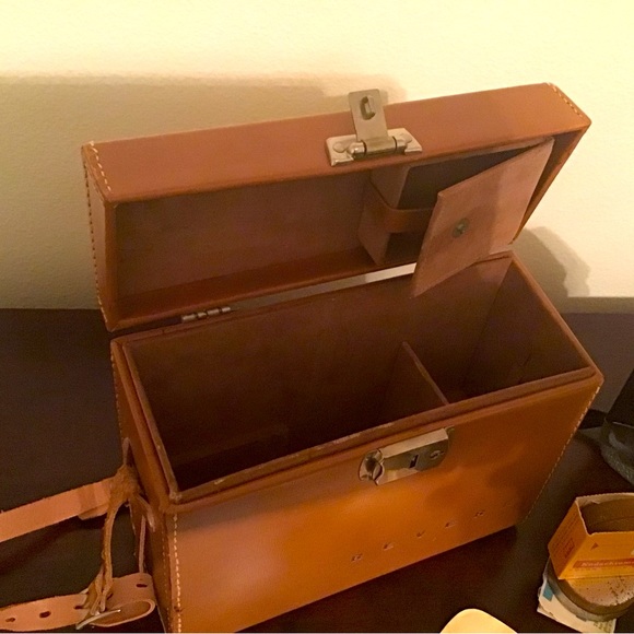 Vintage camera with carrying case - Picture 2 of 5